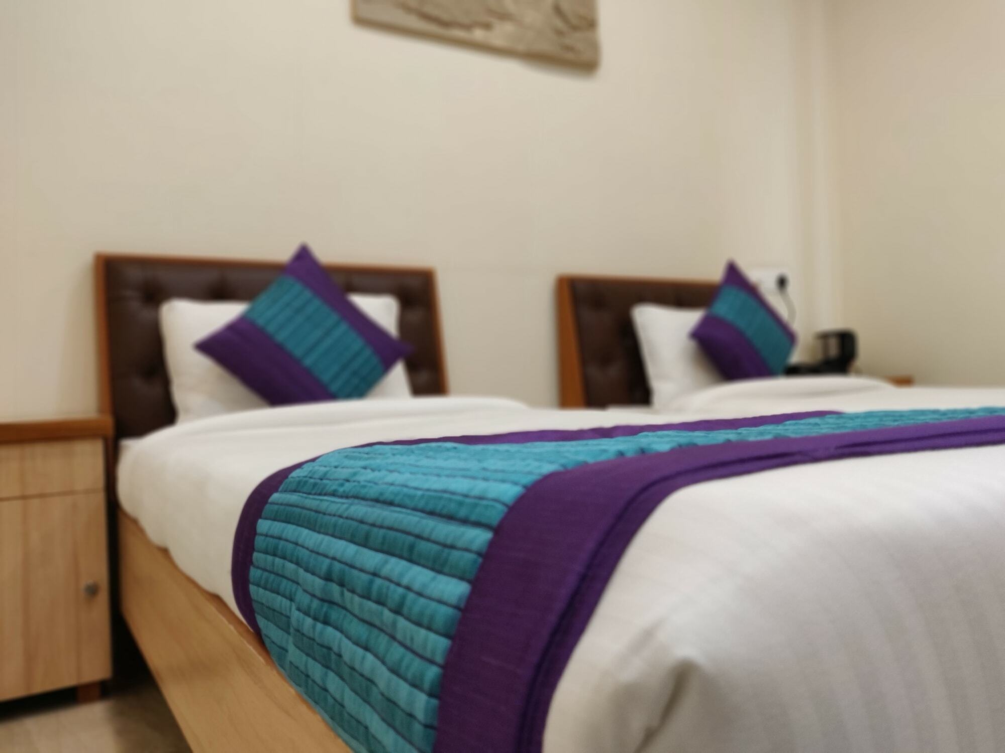 Treebo Sai Village Gold Souk - Sec 43 Gurgaon Ngoại thất bức ảnh